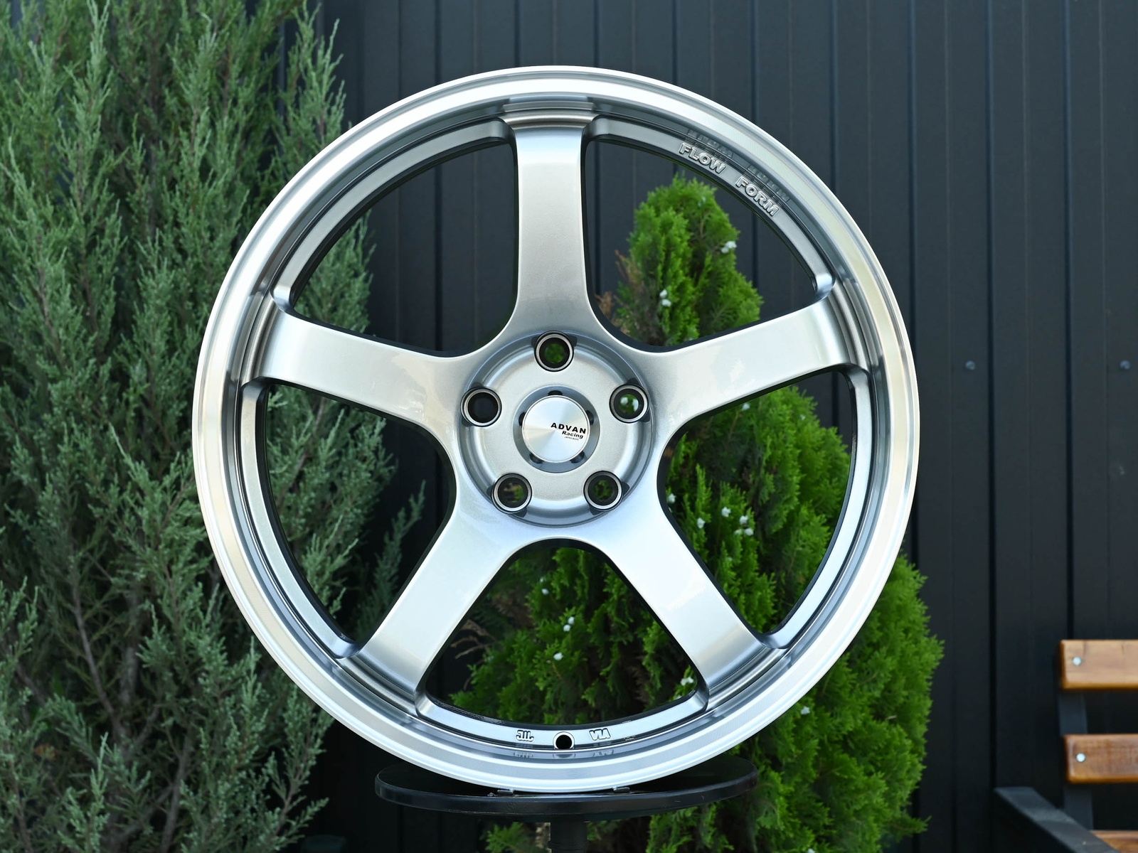 R17 Advan GT Стиль 8.5J ET33 5*114.3 Серебро