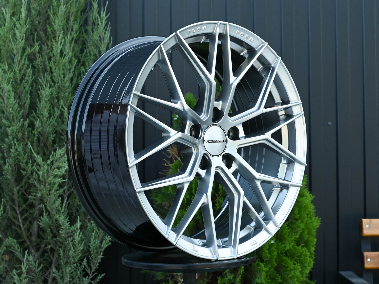 R18 Vossen 3323 Стиль 8.0J ET38 5*114.3 Серебро