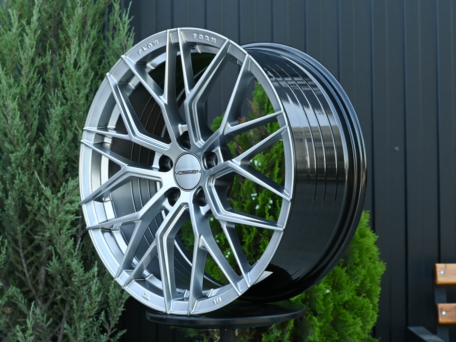 R18 Vossen 3323 Стиль 8.0J ET38 5*114.3 Серебро