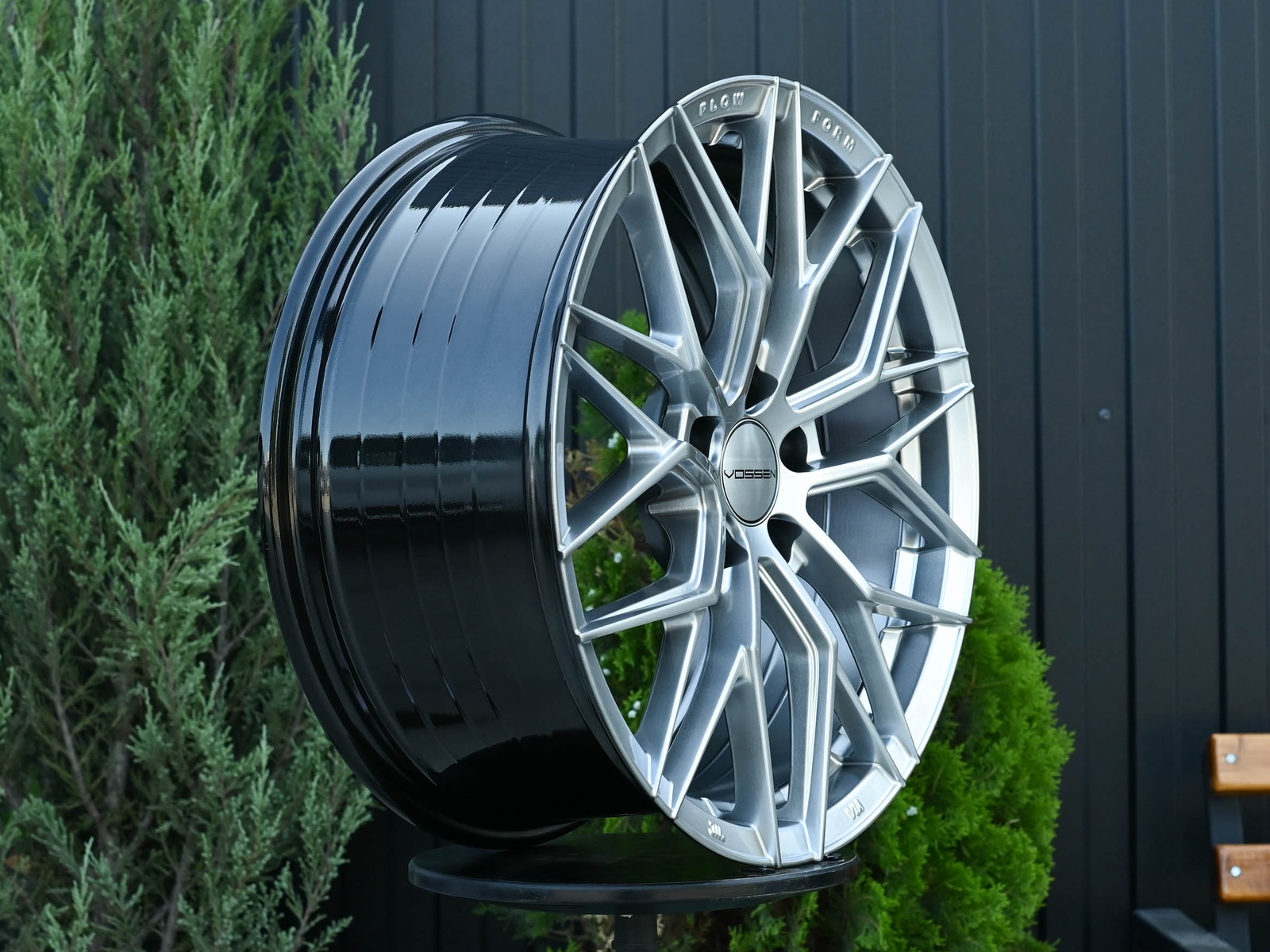 R18 Vossen 3323 Стиль 8.0J ET38 5*114.3 Серебро