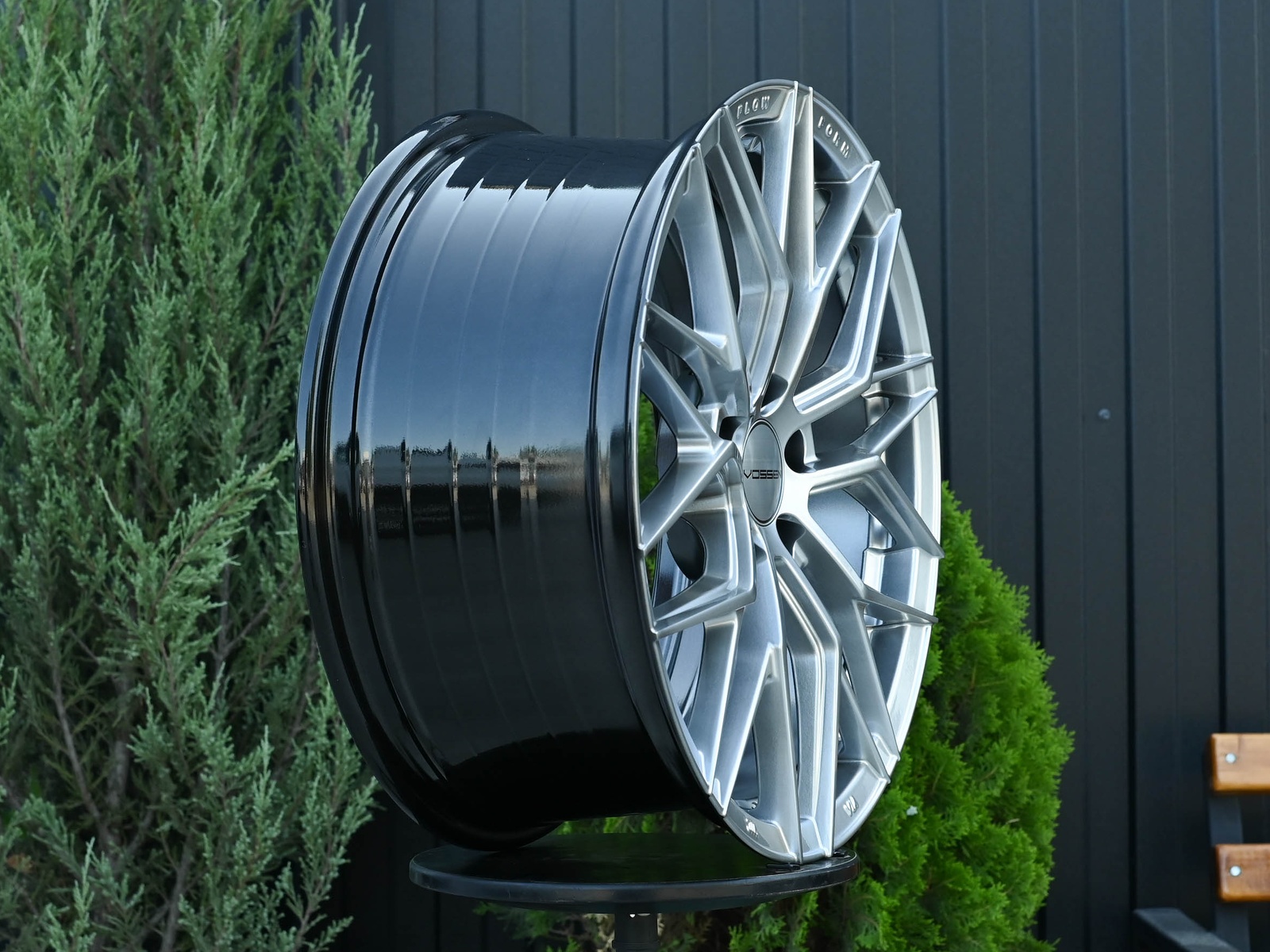R18 Vossen 3323 Стиль 8.0J ET38 5*114.3 Серебро
