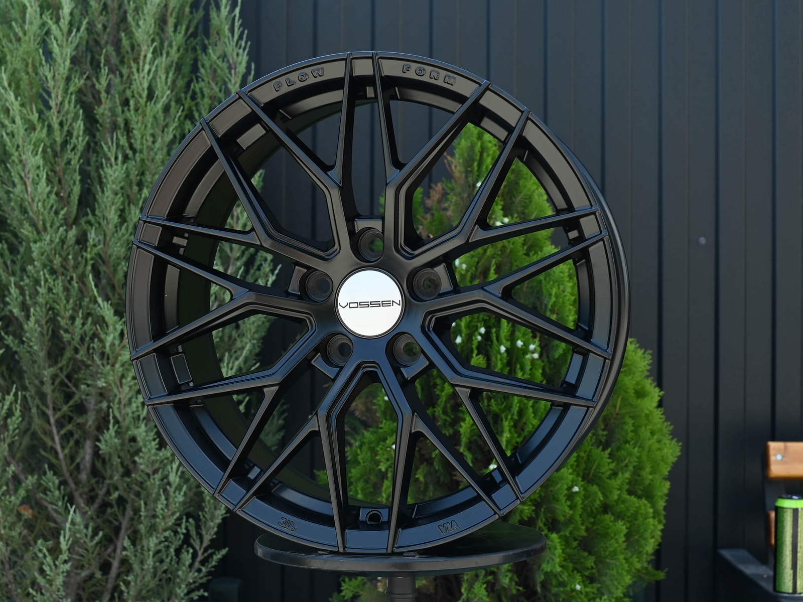 R18 Vossen 3323 Стиль 8.0J ET38 5*114.3 Черный