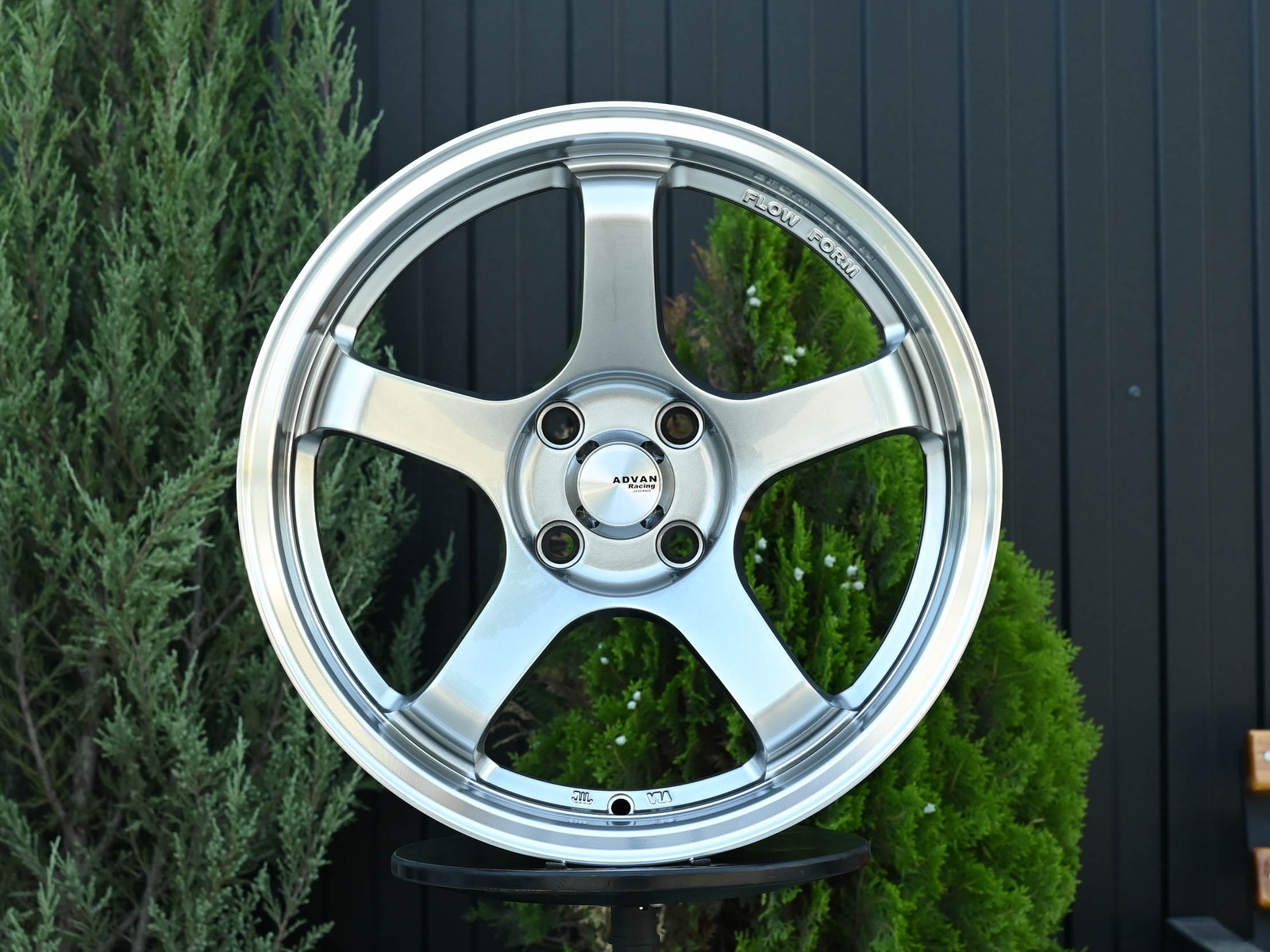 R16 Advan GT Стиль 7.5J ET30 4*100 Серебро