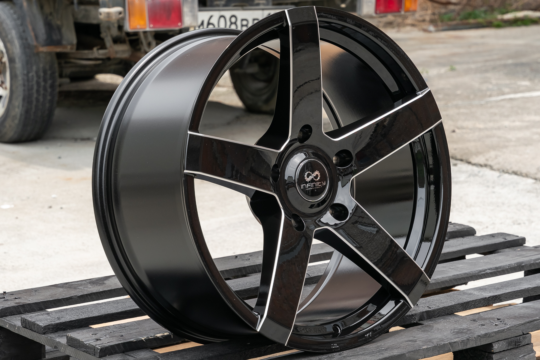 NEW! Комплект дисков Infinity LW184 R20 9.5J ET30 5*150 (R658)